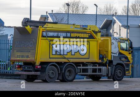 Ein LKW oder ein Müllwagen, der auf einem Industriegelände in southampton abgestellt ist, legt an. Stockfoto