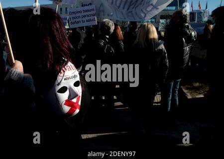 Madrid, Spanien, 01/12/2020.- Mitglieder der Sanitarios necessary Plattform demonstrieren vor dem Pandemic Hospital während seiner Einweihung, fordern die Beauftragung von mehr Ärzten und zur Verteidigung der öffentlichen Gesundheit.Einweihung des neuen Isabel Zendal Hospital in Madrid: 80,000 Quadratmeter, 1,000 Betten und 50 Intensivstationen (Intensivstationen) die Präsidentin der Gemeinde Madrid, Isabel Díaz Ayuso, hat den Vorsitz über die Einweihung des neuen Notrufzentrums Isabel Zendal in Valdebebas, Madrid, das in drei Monaten gebaut wurde und noch unfertig und ohne das notwendige Personal und Witz ist Stockfoto