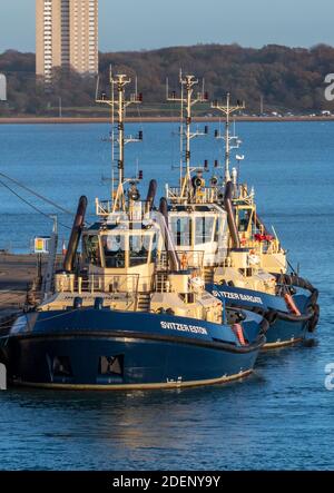 svitzer Hafenschlepper im Hafen von southampton dockt am Dock Head auf southampton Water an. Stockfoto