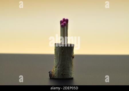 Nahaufnahme eines Matches isoliert auf bicolor Hintergrund Stockfoto