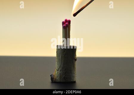 Ein brennendes Match in der Nähe anderer Matches Stockfoto