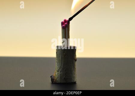 Ein brennendes Match in der Nähe anderer Matches Stockfoto