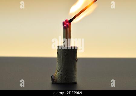 Ein brennendes Match in der Nähe anderer Matches Stockfoto