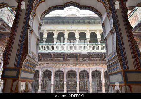 Atemberaubende Architektur abseits der touristischen Pfade: haveli in der Stadt Bikaner in Rajasthan, Indien Stockfoto