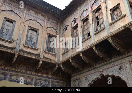 Atemberaubende Architektur abseits der touristischen Pfade: haveli in der Stadt Bikaner in Rajasthan, Indien Stockfoto