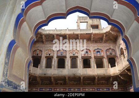 Atemberaubende Architektur abseits der touristischen Pfade: haveli in der Stadt Bikaner in Rajasthan, Indien Stockfoto