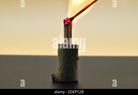 Ein brennendes Match in der Nähe anderer Matches Stockfoto