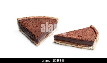 Gesalzene Karamell- und Schokoladen-Tart-Scheiben auf Weiß isoliert Stockfoto