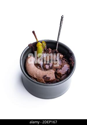 Schokoladenkuchen Brownie mit pochierter Birne in Tontopf isoliert Auf Weiß Stockfoto