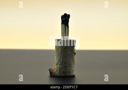 Nahaufnahme eines Matches isoliert auf bicolor Hintergrund Stockfoto
