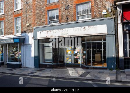 Leeres Unlet Apotheke Shop Einheit in Salisbury Street, Blandford Forum Stadtzentrum, eine traditionelle Marktstadt in Nord-Dorset, Südwesten von England Stockfoto