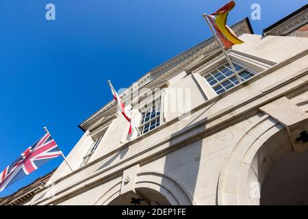 Das Rathaus und die Kornbörse am Marktplatz, Blandford Forum, eine Marktstadt in Dorset, Südwestengland, mit typischer georgischer Architektur Stockfoto