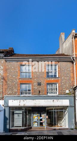 Leeres Unlet Apotheke Shop Einheit in Salisbury Street, Blandford Forum Stadtzentrum, eine traditionelle Marktstadt in Nord-Dorset, Südwesten von England Stockfoto