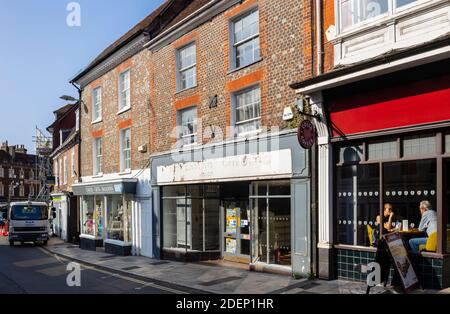 Leeres Unlet Apotheke Shop Einheit in Salisbury Street, Blandford Forum Stadtzentrum, eine traditionelle Marktstadt in Nord-Dorset, Südwesten von England Stockfoto