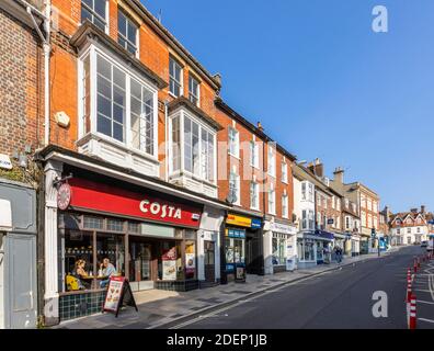 Kleine Geschäfte in der Salisbury Street, Blandford Forum, einer traditionellen Marktstadt in Dorset, Südwestengland, mit typisch georgischer Architektur Stockfoto