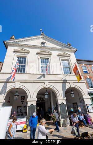 Das Rathaus und die Kornbörse am Marktplatz, Blandford Forum, eine Marktstadt in Dorset, Südwestengland, mit typischer georgischer Architektur Stockfoto