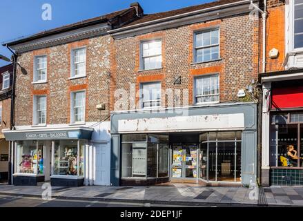 Leeres Unlet Apotheke Shop Einheit in Salisbury Street, Blandford Forum Stadtzentrum, eine traditionelle Marktstadt in Nord-Dorset, Südwesten von England Stockfoto