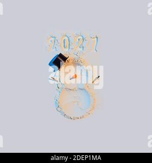 Ein Schneemann aus Mehl mit Karotten und Streichhölzern. Neujahrskonzept Postkarte 2021 Stockfoto