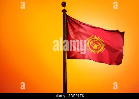 Kirgisistan Flagge, Flagge winkend mit Sonnenaufgang Stockfoto