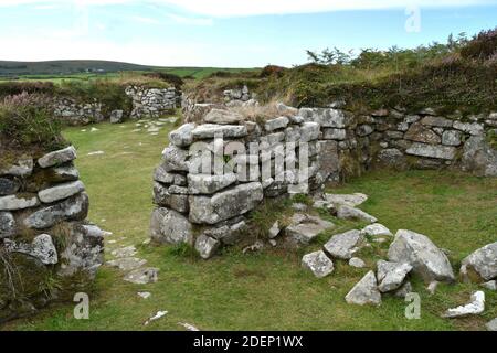 Chysauster. Romano-British Siedlung, von der mittleren Eisenzeit belegt bis zum Ende der römischen Besatzung 4. Jahrhundert n. Das Dorf Stein-Wal Stockfoto