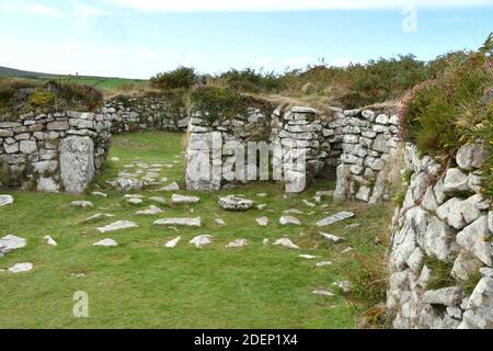 Chysauster. Romano-British Siedlung, von der mittleren Eisenzeit belegt bis zum Ende der römischen Besatzung 4. Jahrhundert n. Das Dorf Stein-Wal Stockfoto