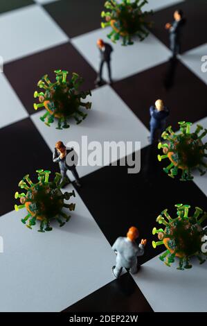 Miniaturunternehmer üben soziale Distanzierung, um die Ausbreitung des tödlichen Coronavirus zu verlangsamen Stockfoto