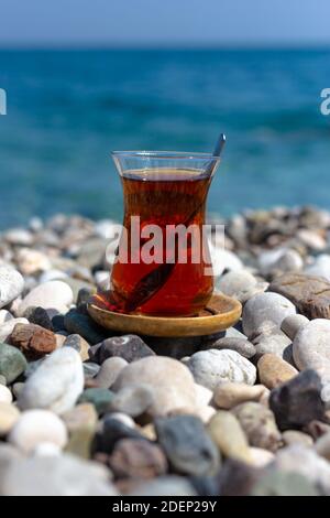Armudu. Tee im Glas am Strand. Stockfoto