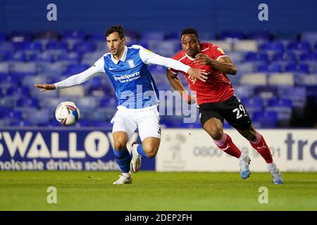 Maxime Colin von Birmingham City (links) und Victor Adeboyejo von Barnsley kämpfen während des Sky Bet Championship-Spiels im St. Andrew's Billion Trophy Stadium in Birmingham um den Ball. Stockfoto