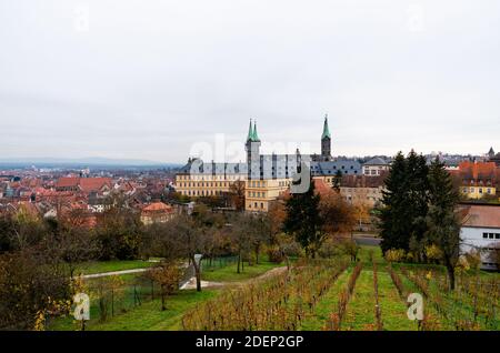 Bamberg, Deutschland. Blick vom Michaelsberg auf den berühmten bamberger Dom mit dem Weinberg im Vordergrund Stockfoto
