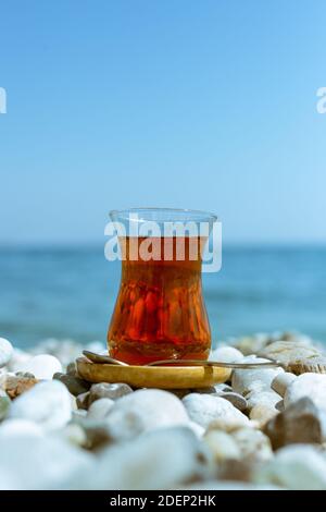 Armudu. Tee im Glas am Strand. Stockfoto