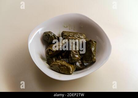 Armenische Yaprak dolma, gefüllte Traubenblätter Vorspeise Stockfoto