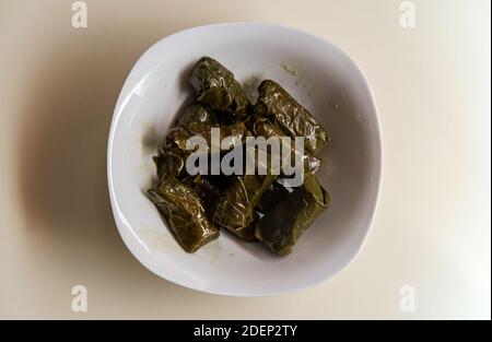 Armenische Yaprak dolma, gefüllte Traubenblätter Vorspeise Stockfoto