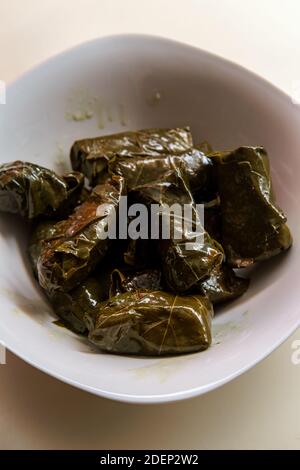 Armenische Yaprak dolma, gefüllte Traubenblätter Vorspeise Stockfoto