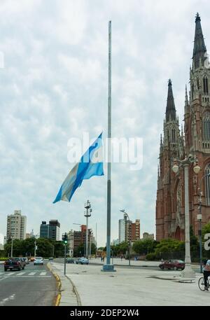 La Plata, Buenos Aires Province, Argentinien;11 27 2020: Halbmast argentinische Flagge. Wolkiger Tag. Tod von Diego Maradona. Stockfoto