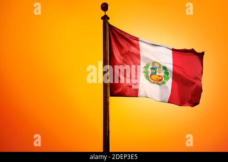 Peru Flagge, Flagge winken mit Sonnenaufgang Stockfoto