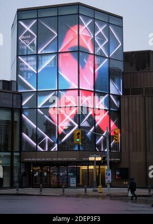 Ottawa, Kanada. Dezember 2020. Die Kipnes Laterne Lichteranzeige im National Arts Centre (NAC) wird zum Gedenken an die Welt-AIDS an einem regnerischen Tag in der kanadischen Hauptstadt beleuchtet. Der erste Dezember ist der Welt-Aids-Tag, und Menschen auf der ganzen Welt erinnern an diesen Anlass. Kredit: Meanderingemu/Alamy Live Nachrichten Stockfoto