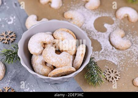 Saisonale halbmondförmige weihnachtsplätzchen "Vanillekipferl", ein traditionelles österreichisches oder deutsches Weihnachtsplätzchen mit Nüssen und Puderzucker Stockfoto