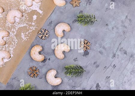 Saisonale halbmondförmige weihnachtskekse "Vanillekipferl", ein traditionelles österreichisches oder deutsches Weihnachtskekse mit Nüssen und Puderzucker Surr Stockfoto