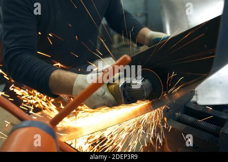 Metallbearbeitung mit Winkelschleifer. Funken in der Metallbearbeitung Stockfoto