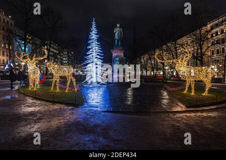 Helsinki, Finnland 30. November 2020 Nacht Stadt zu Weihnachten. Hochwertige Fotos Stockfoto