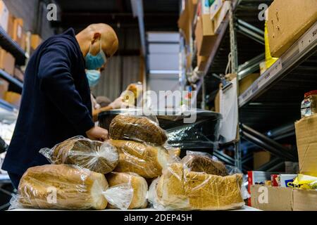 Toronto, Kanada. November 2020. Ein Freiwilliger, der eine Maske trägt, bereitet Mahlzeiten in der Chasdei Kaduri Jewish Food Bank zu.Es ist die einzige jüdische Organisation, die vollständig von Freiwilligen betrieben wird und sich der wöchentlichen Lieferung von nicht verderblichen Lebensmitteln, frischen Backwaren und Produkten an Hunderte bedürftiger jüdischer Familien im Großraum Toronto widmet. Seit der Pandemie covid-19 im März 2020 ist die Nachfrage nach ihren Diensten stark gestiegen. Quelle: Shawn Goldberg/SOPA Images/ZUMA Wire/Alamy Live News Stockfoto