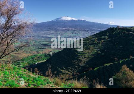 Blick auf verlassene terrassenförmige Hanglage und auf südwestliche Hanglage des Ätna-Gebirges, einem Wahrzeichen der sizilianischen Landschaft Stockfoto