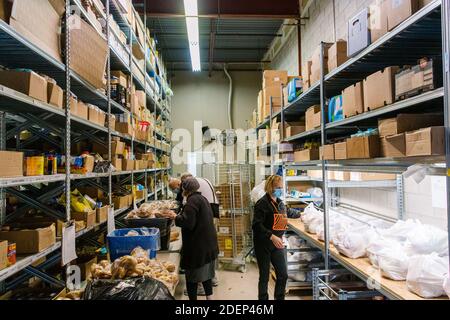 Toronto, Kanada. November 2020. Freiwillige in Masken bereiten Mahlzeiten in der Chasdei Kaduri Jewish Food Bank zu.Es ist die einzige jüdische Organisation, die vollständig von Freiwilligen betrieben wird und sich der wöchentlichen Lieferung von nicht verderblichen Lebensmitteln, frischen Backwaren und Produkten an Hunderte bedürftiger jüdischer Familien im Großraum Toronto widmet. Seit der Pandemie covid-19 im März 2020 ist die Nachfrage nach ihren Diensten stark gestiegen. Quelle: Shawn Goldberg/SOPA Images/ZUMA Wire/Alamy Live News Stockfoto