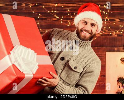 Mann Urlaub riesige Geschenk. home Geschenk Lieferung. glücklicher Mann mit Bart santa hut. vorhanden für Sie. Nur meine. günstigste Angebot Winter Rabatte. Weihnachten sh Stockfoto