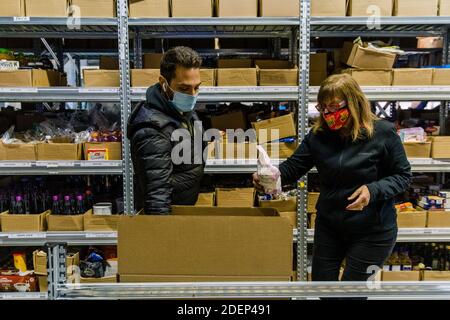 Toronto, Kanada. November 2020. Freiwillige in Masken bereiten Mahlzeiten in der Chasdei Kaduri Jewish Food Bank zu.Es ist die einzige jüdische Organisation, die vollständig von Freiwilligen betrieben wird und sich der wöchentlichen Lieferung von nicht verderblichen Lebensmitteln, frischen Backwaren und Produkten an Hunderte bedürftiger jüdischer Familien im Großraum Toronto widmet. Seit der Pandemie covid-19 im März 2020 ist die Nachfrage nach ihren Diensten stark gestiegen. Quelle: Shawn Goldberg/SOPA Images/ZUMA Wire/Alamy Live News Stockfoto