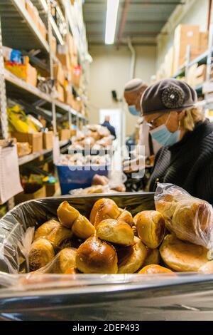 Toronto, Kanada. November 2020. Freiwillige in Masken bereiten Mahlzeiten in der Chasdei Kaduri Jewish Food Bank zu.Es ist die einzige jüdische Organisation, die vollständig von Freiwilligen betrieben wird und sich der wöchentlichen Lieferung von nicht verderblichen Lebensmitteln, frischen Backwaren und Produkten an Hunderte bedürftiger jüdischer Familien im Großraum Toronto widmet. Seit der Pandemie covid-19 im März 2020 ist die Nachfrage nach ihren Diensten stark gestiegen. Quelle: Shawn Goldberg/SOPA Images/ZUMA Wire/Alamy Live News Stockfoto