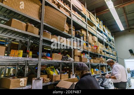 Toronto, Kanada. November 2020. Freiwillige in Masken bereiten Mahlzeiten in der Chasdei Kaduri Jewish Food Bank zu.Es ist die einzige jüdische Organisation, die vollständig von Freiwilligen betrieben wird und sich der wöchentlichen Lieferung von nicht verderblichen Lebensmitteln, frischen Backwaren und Produkten an Hunderte bedürftiger jüdischer Familien im Großraum Toronto widmet. Seit der Pandemie covid-19 im März 2020 ist die Nachfrage nach ihren Diensten stark gestiegen. Quelle: Shawn Goldberg/SOPA Images/ZUMA Wire/Alamy Live News Stockfoto