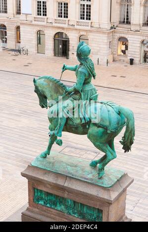 Frankreich, Loiret (45), Orleans, Martroi Place, Bronzestatue von Jeanne d'Arc auch Joan d'Arc 'die Jungfrau von Orleans' von Denis Foyatier entworfen Stockfoto