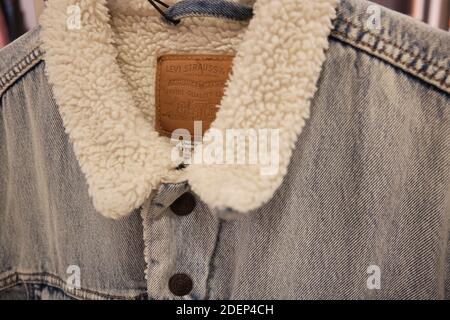 Levis Sherpa Trucker Jacke. Warme Levi Strauss Denim-Jacke. Stockfoto