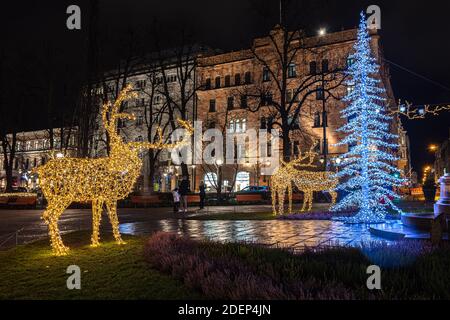 Helsinki, Finnland 30. November 2020 Nacht Stadt zu Weihnachten. Hochwertige Fotos Stockfoto